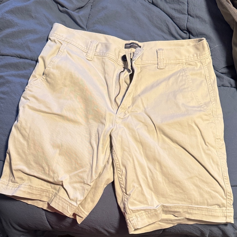 St. John's Bay Men's Cream Flat Front Shorts